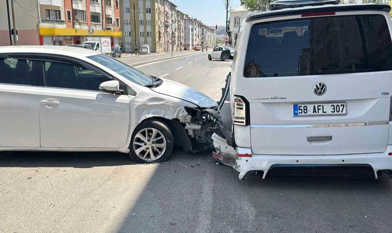 2’si çocuk 5 kişinin yaralandığı kaza güvenlik kamerasına yansıdı