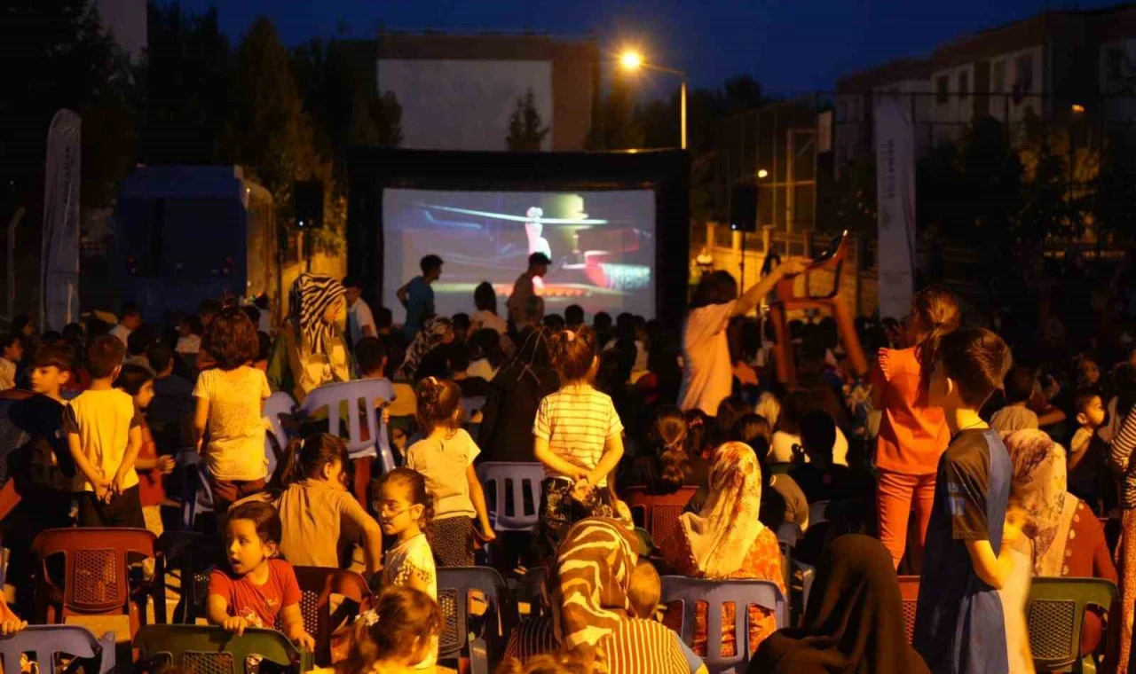 Adıyamanlı çocuklar açık hava sinemasını çok sevdi