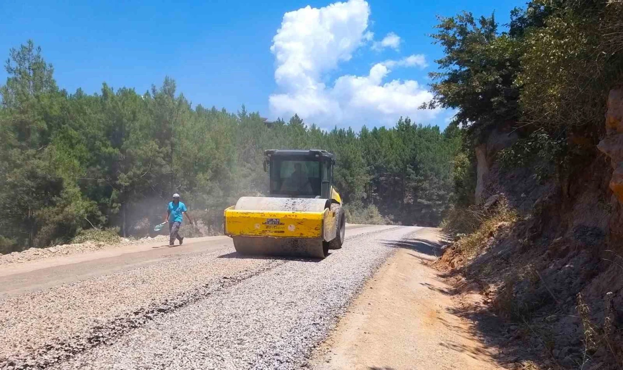 Alanya Belediyesi’nden 4 mahalleyi bağlayan yolda asfalt çalışması