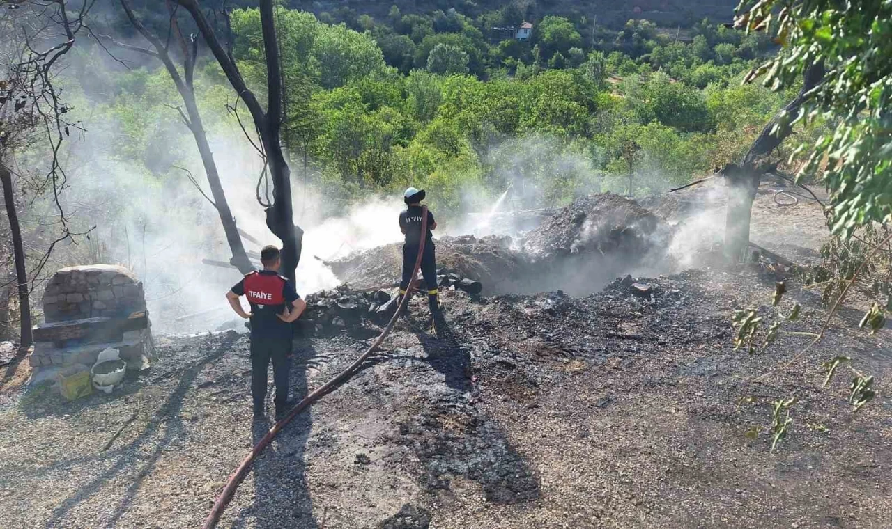 Alevlere teslim olan evi küle döndü