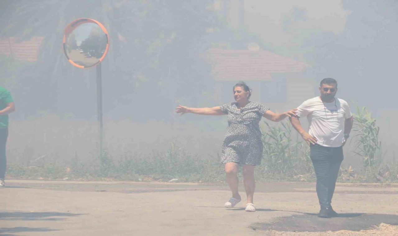 Alevlerin arasında kaldı, yine de görevini bırakmadı