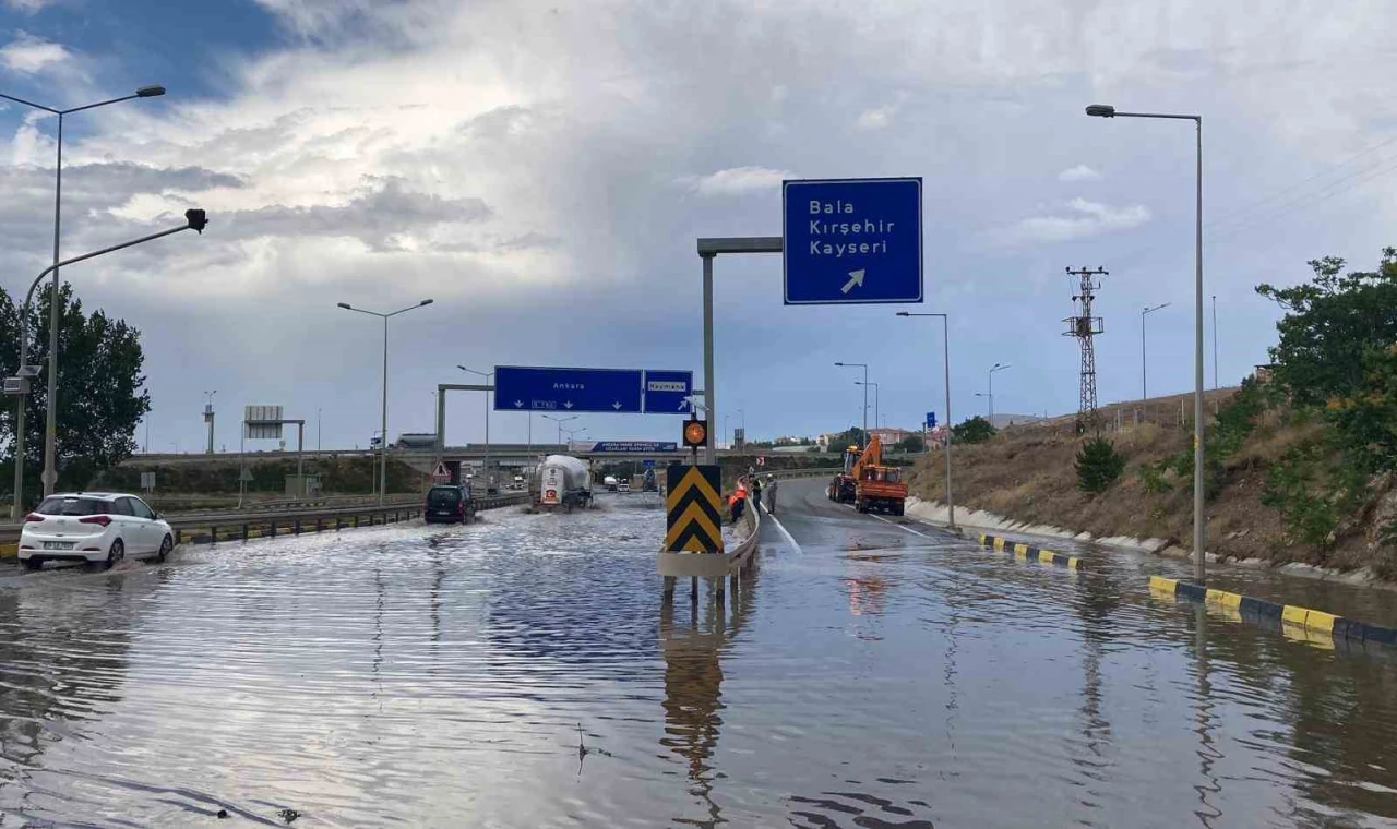 Ankara-Konya karayolu sağanak nedeniyle ulaşıma kapandı