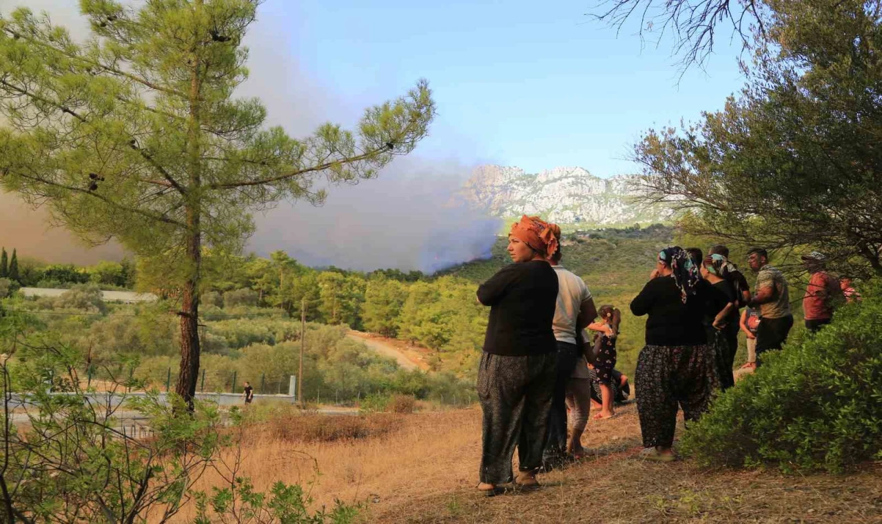 Antalya’da orman yangınına havadan ve karadan müdahale