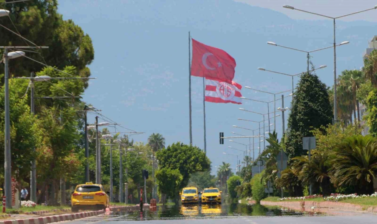 Antalya’da rekor sıcaklık nedeniyle sokaklar boşaldı, sahiller doldu