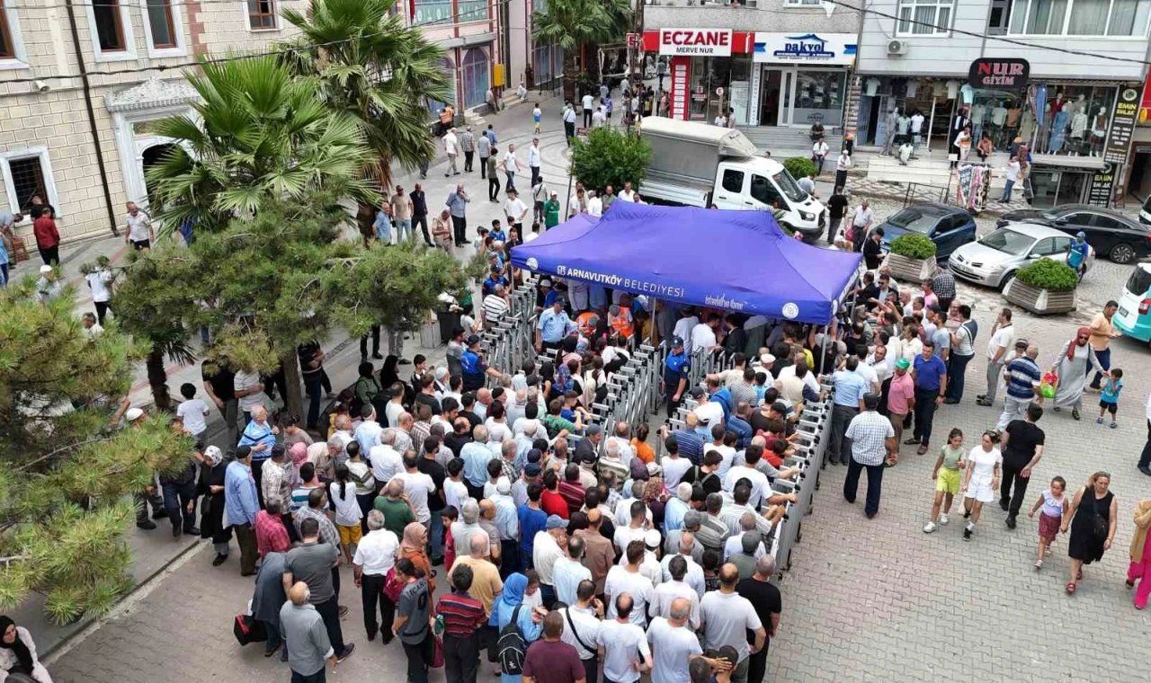 Arnavutköy’de 3 ton aşure vatandaşlara ikram edildi