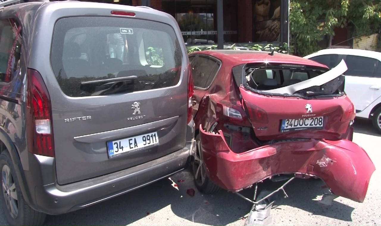 Ataşehir’de ehliyetsiz sürücü park halindeki 3 araca çarptı: 1 yaralı