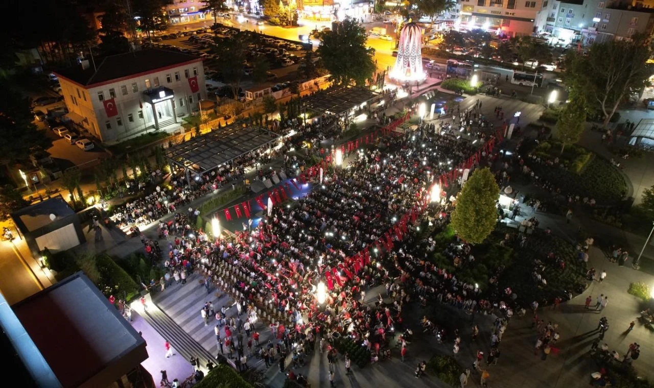 Ay-yıldızlı coşku meydana sığmadı