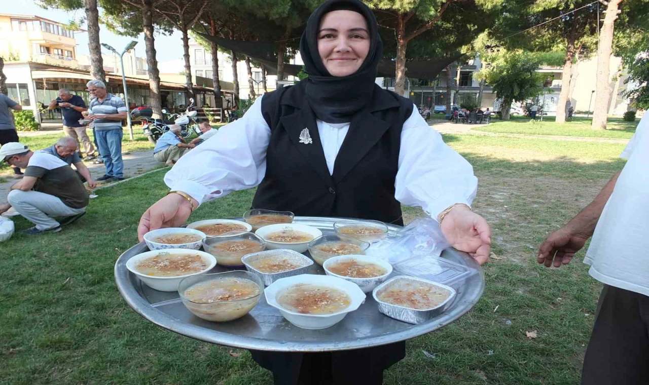 Balıkesir’de kadın muhtar mahallesinde aşure hayrı düzenledi