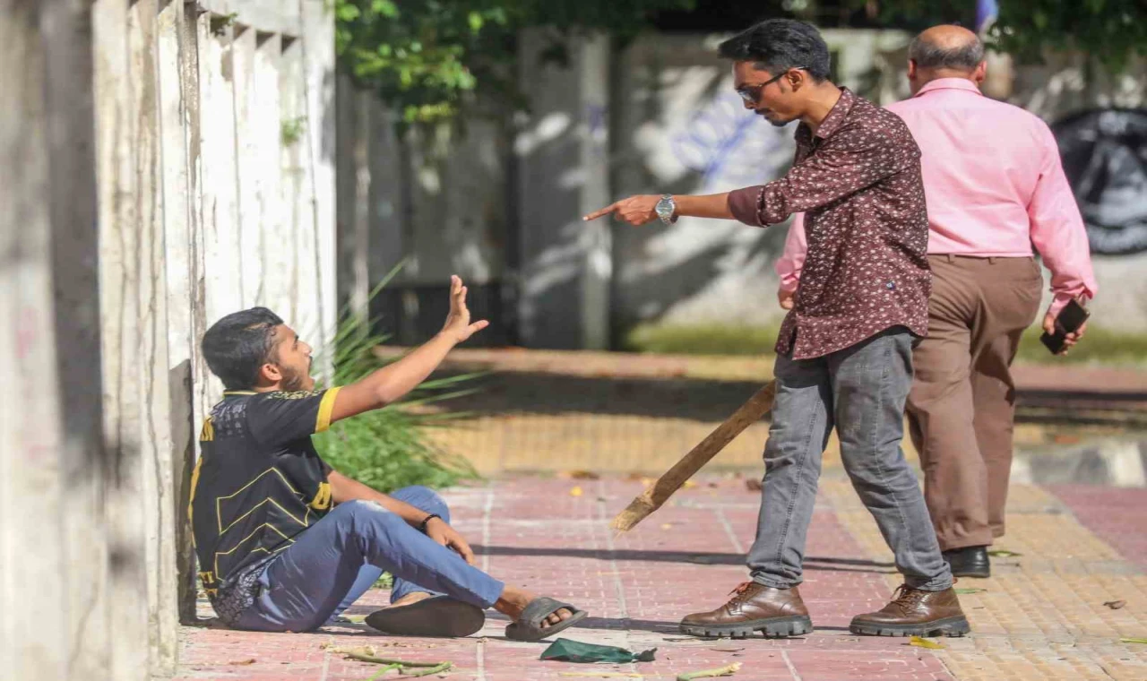 Bangladeş’te karşıt görüşlü öğrenciler arasında şiddet olayları: 407 yaralı