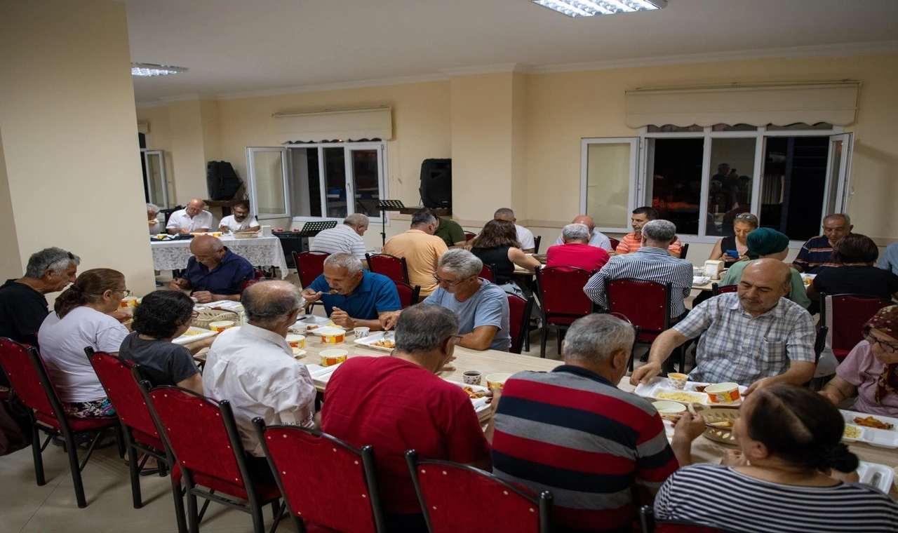 Başkan Günel Davutlar Cemevi’nde ’Matem orucu’ açma yemeğine katıldı