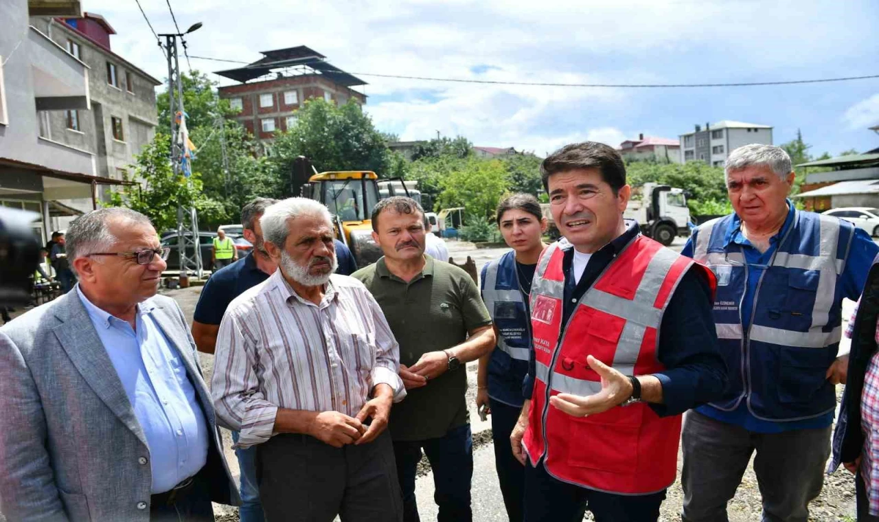 Başkan Kaya, sağanak yağışlar sonrası su baskınları yaşanan mahallelerde incelemede bulundu