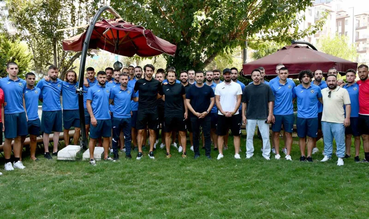 Başkan Ömer Günel: ”Kuşadasıspor’a zararı dokunacak oluşumlara asla müsade etmeyiz”