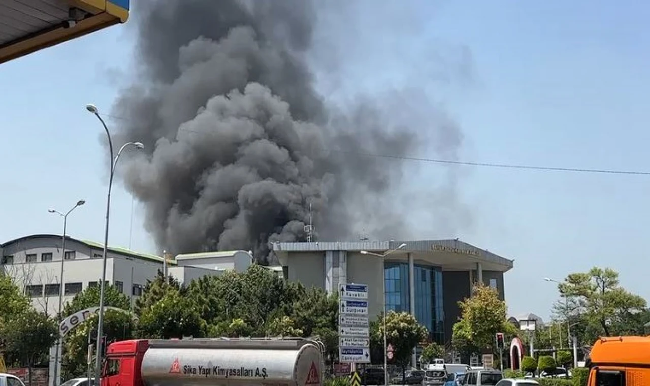 Beylikdüzü’nde korkutan fabrikaya yangını