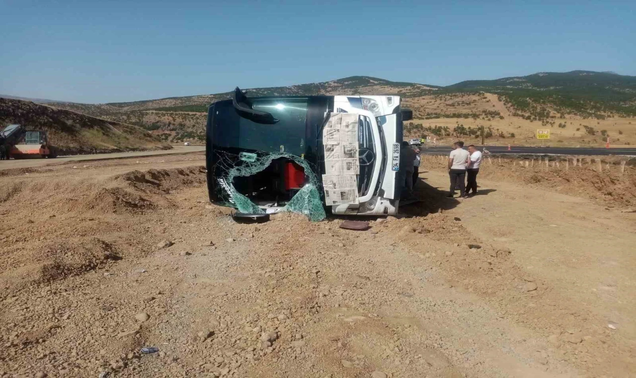 Bingöl’de yolcu otobüsü devrildi: 14 yaralı