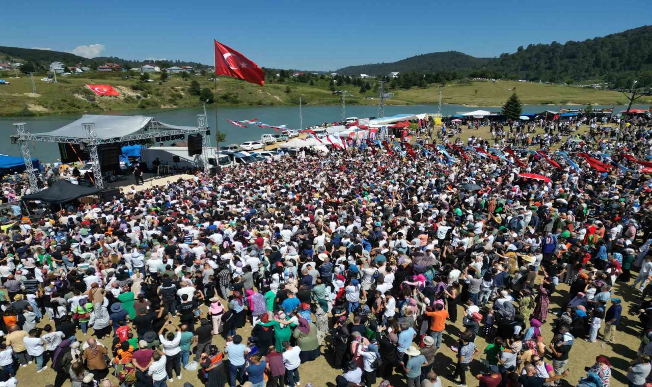 Binlerce kişinin katıldığı Akyazı Acelle Yaylası Şenlikleri’nde büyük coşku