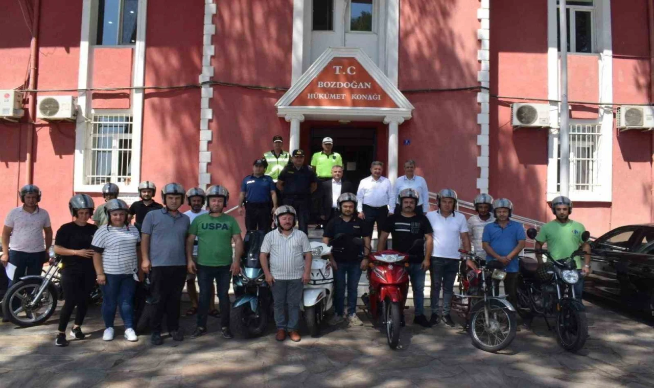 Bozdoğan’da motorculara kask dağıtımı sürüyor