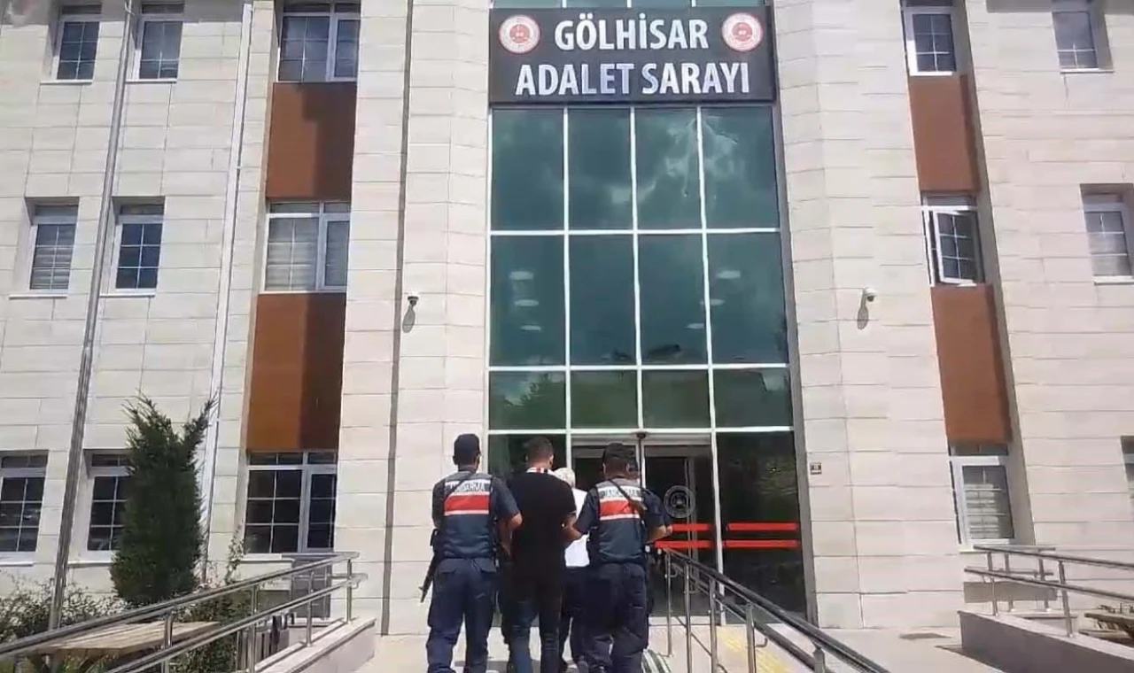 Burdur’da tefecilik operasyonunda yakalanan baba oğul tutuklandı