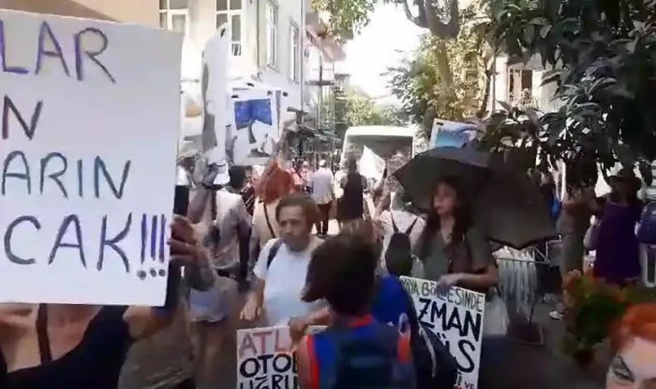 Büyükada’da ”Azmanbüsler” davul zurna eşliğinde protesto edildi