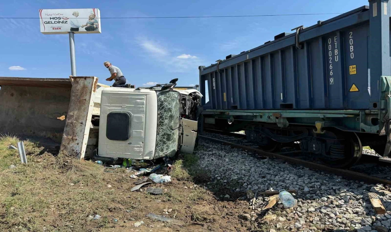 Çankırı’da yük treni ile hafriyat kamyonu çarpıştı: 1 ölü, 3 yaralı