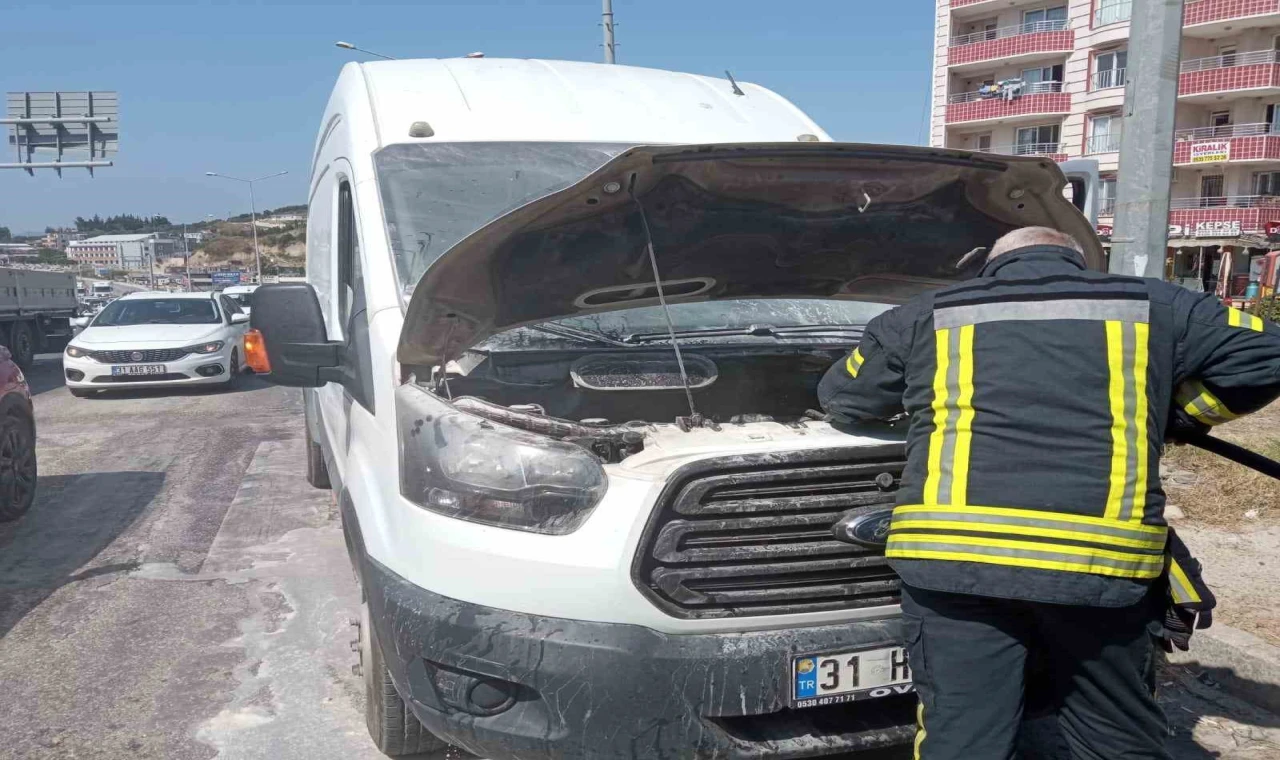 Defne ilçesinde araç yangını çıktı