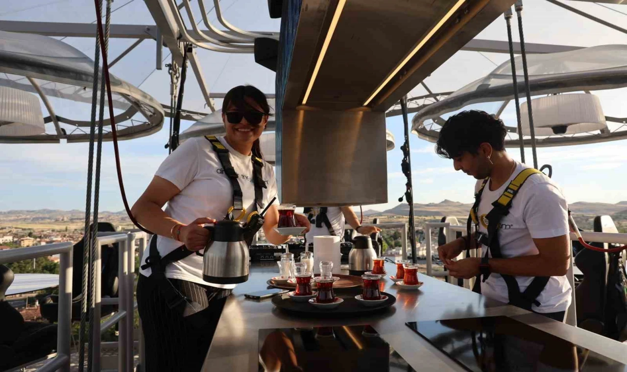 Doğum gününü gökyüzü restoranında kutladı