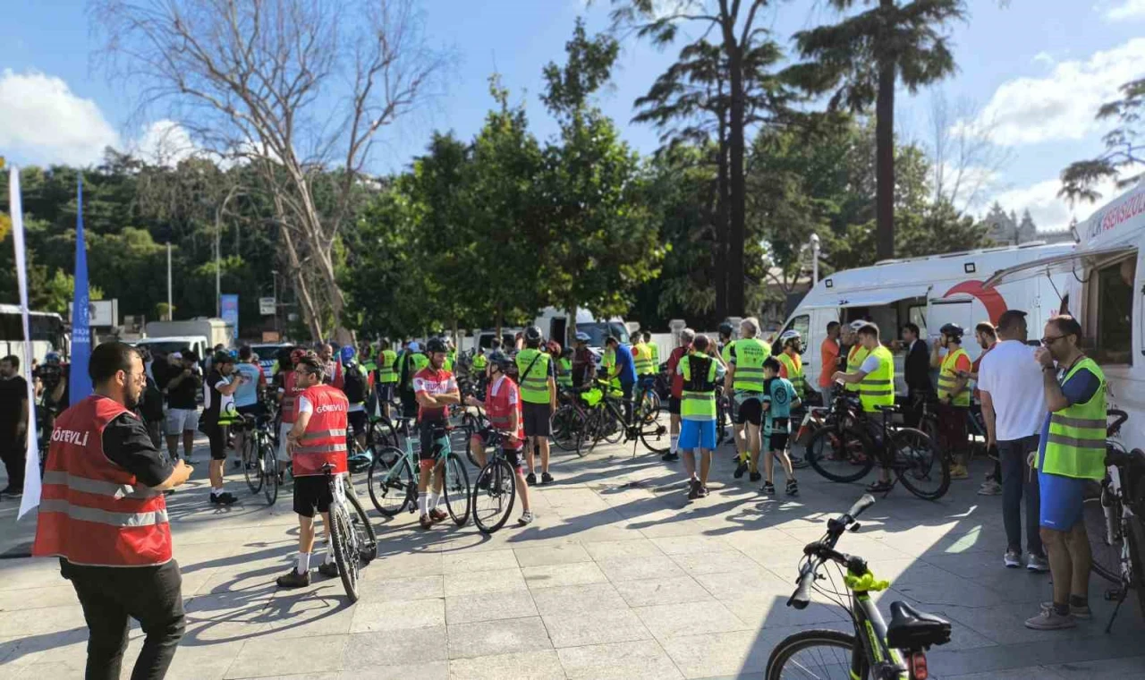 Dolmabahçe’den 15 Temmuz Şehitler Anıtı’na Gazze için pedal çevirdiler