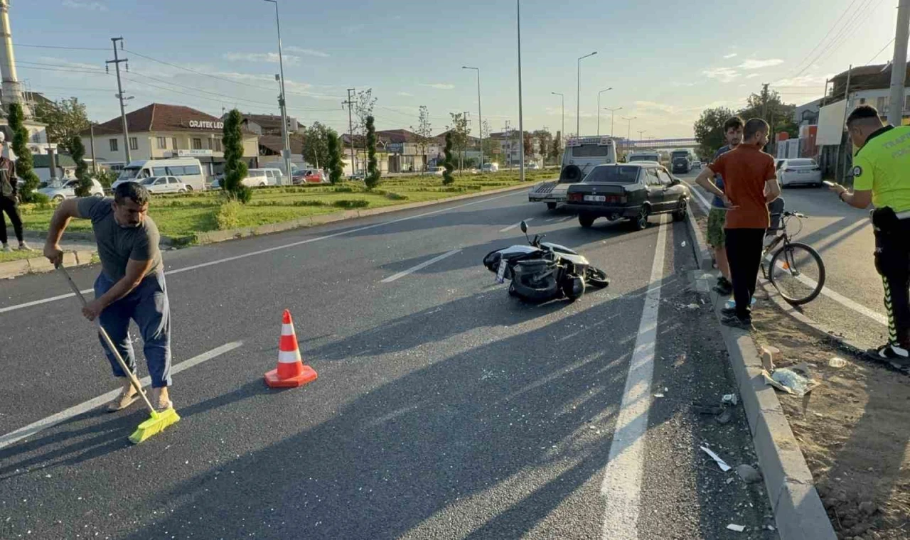 Düzce’de otomobil motosikletle çarpıştı: 3 yaralı