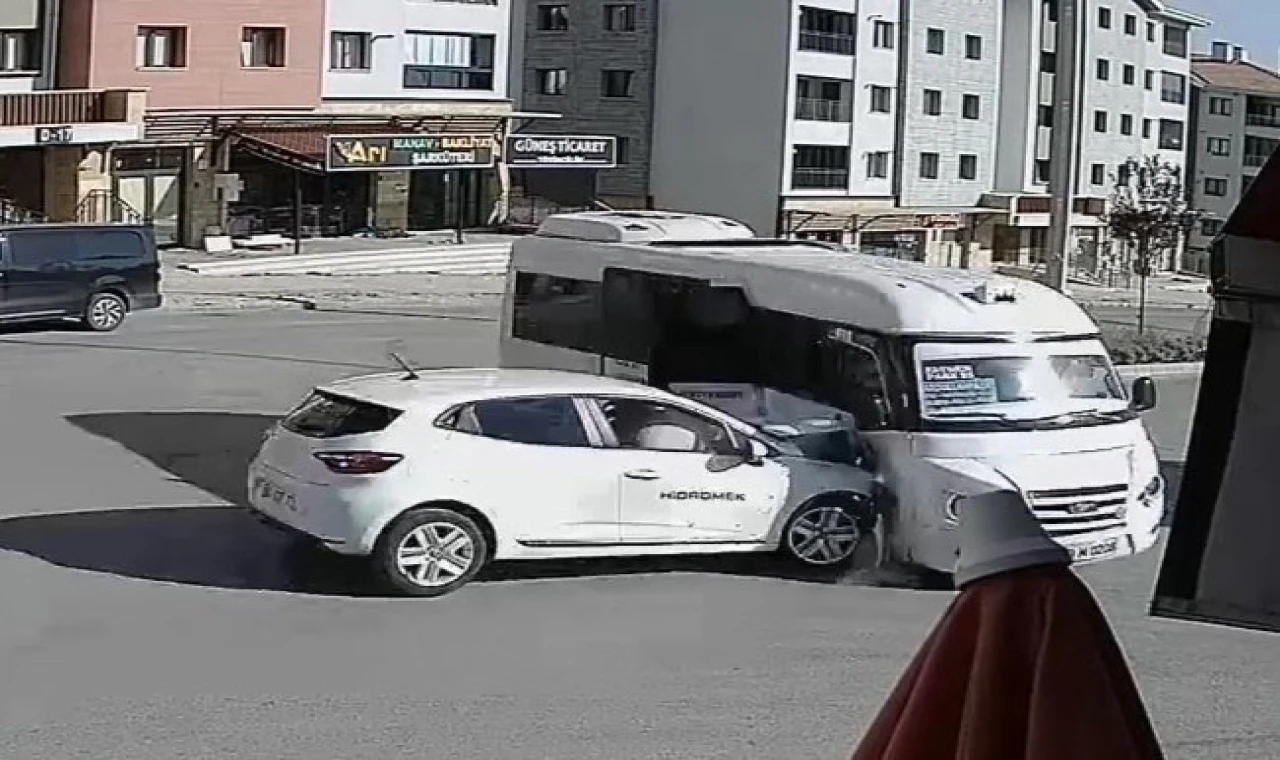 Elazığ’da otomobil ile minibüsün çarpışma anı kameralara yansıdı