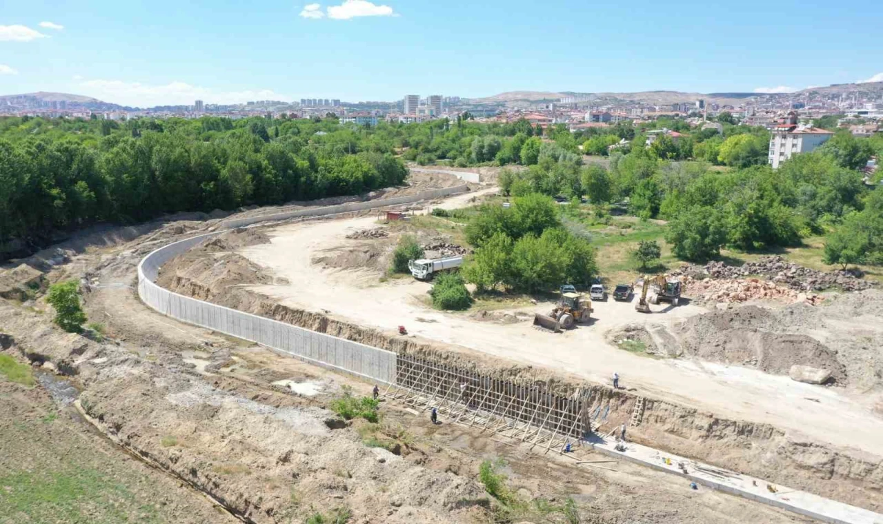 Elazığ’da taşkın koruma inşaat çalışmaları sürüyor