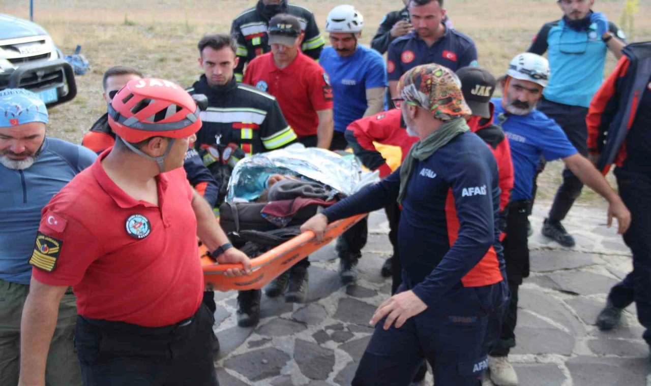 Erciyes’te üzerlerine kaya düşen dağcılar 6 saatlik operasyonla kurtarıldı