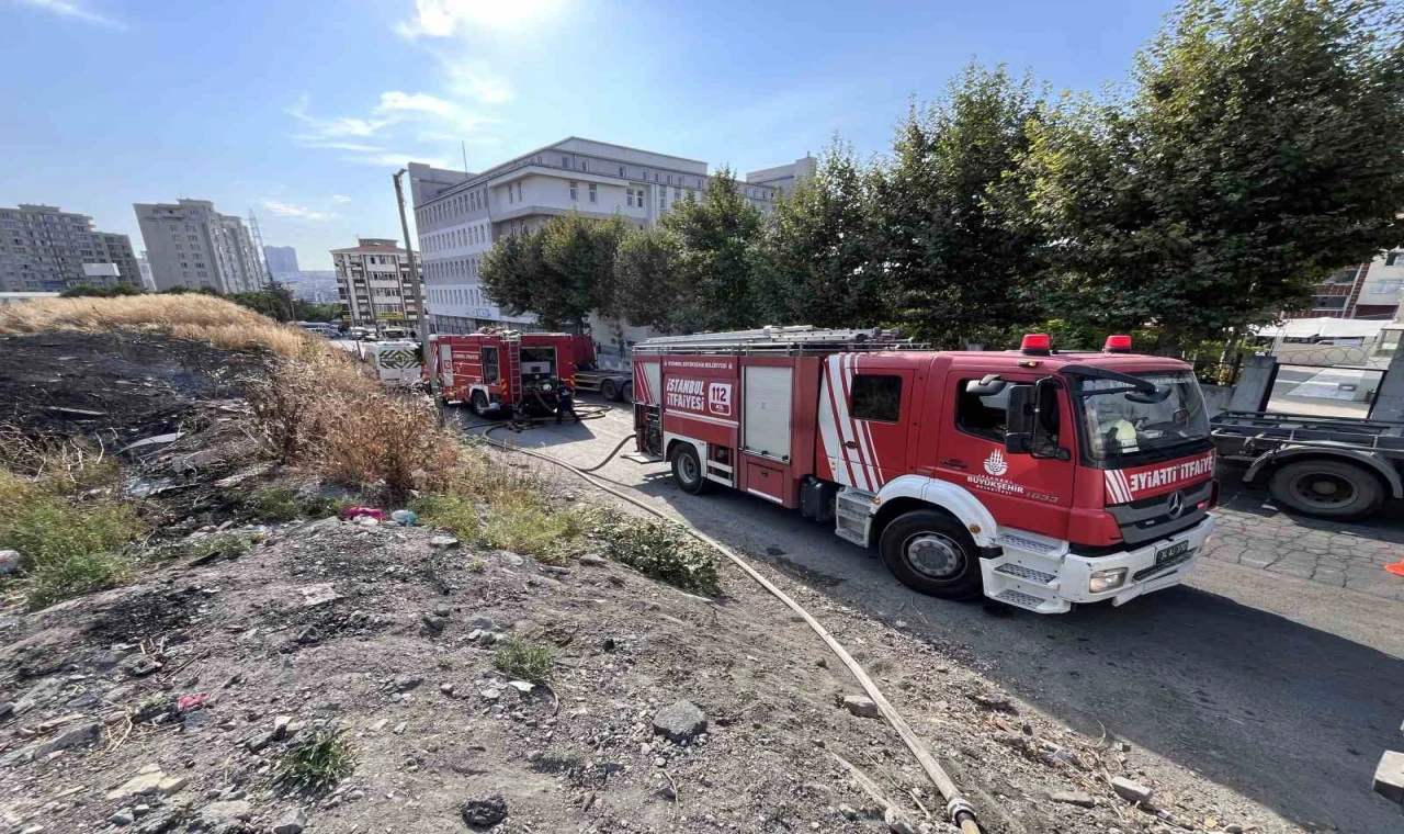 Esenyurt’ta otluk alanda çıkıp geniş alana yayılan yangın söndürüldü