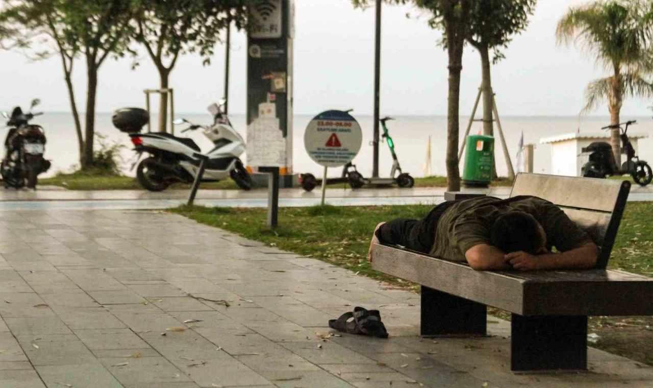 Evde bunalan vatandaşlar Konyaaltı Sahili’nde sabahladı