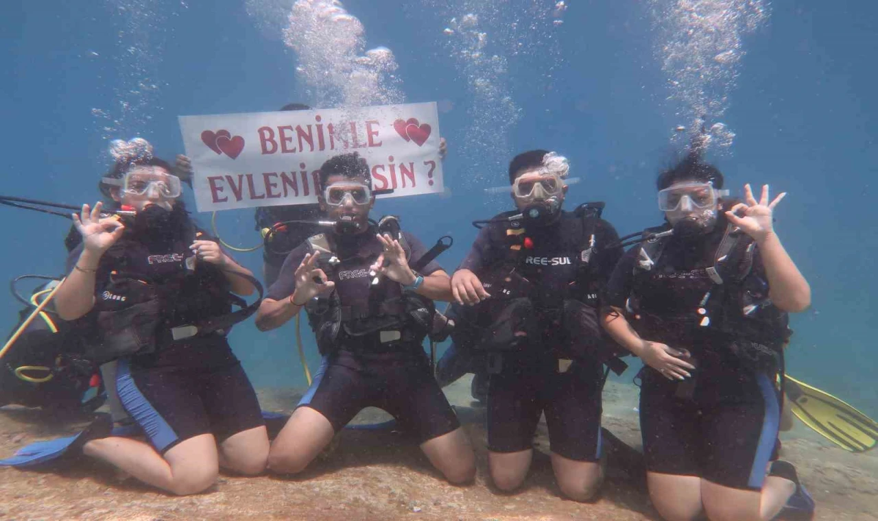 Fethiye’de deniz altında romantik evlilik teklifi