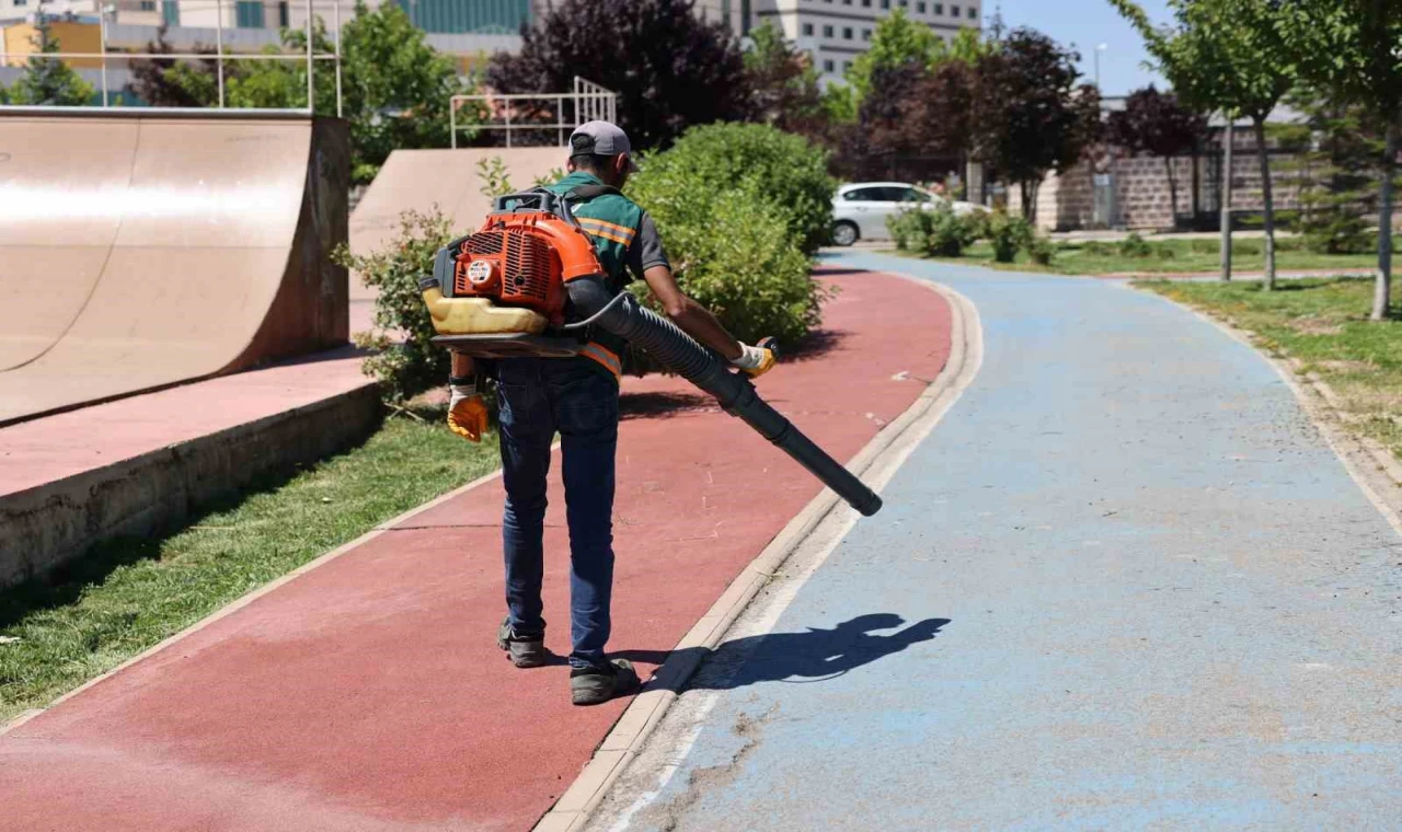 Gölbaşı’nın parklarında temizlik ve bakım çalışmaları sürüyor