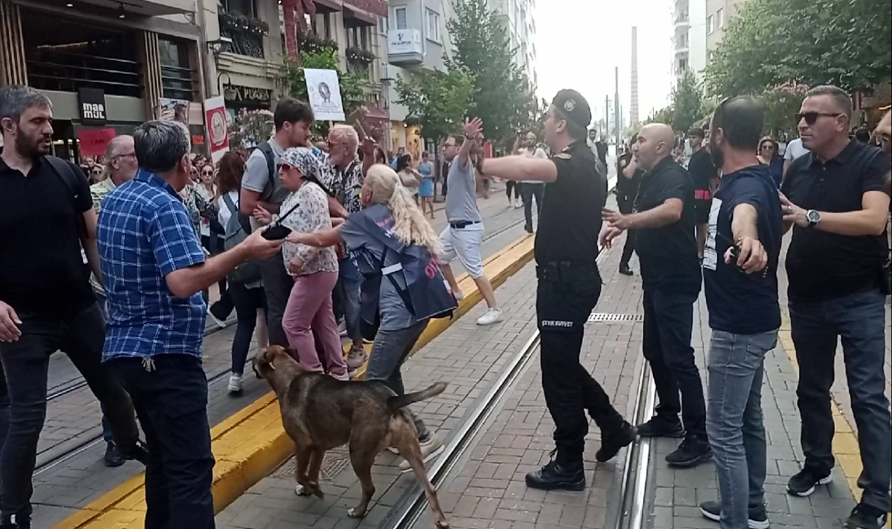 Hayvanseverler ”Sakat kalan çocuklar için neden ses çıkartmıyorsunuz?” diyen adama saldırmaya kalktı