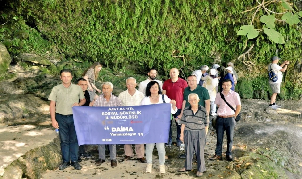 Huzurevi sakinleriyle doğada yürüdüler