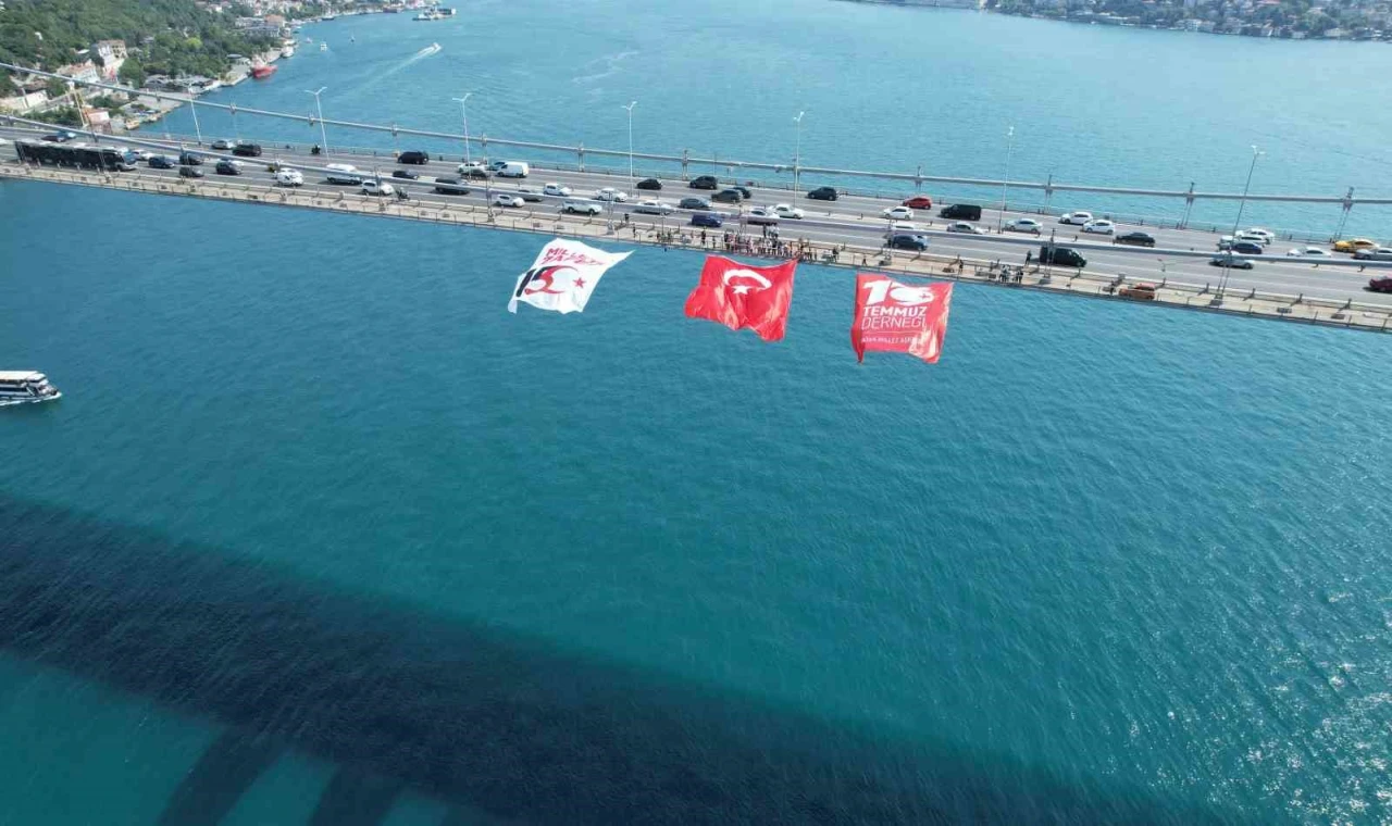 İstanbul’da köprülere dev Türk bayrakları asıldı