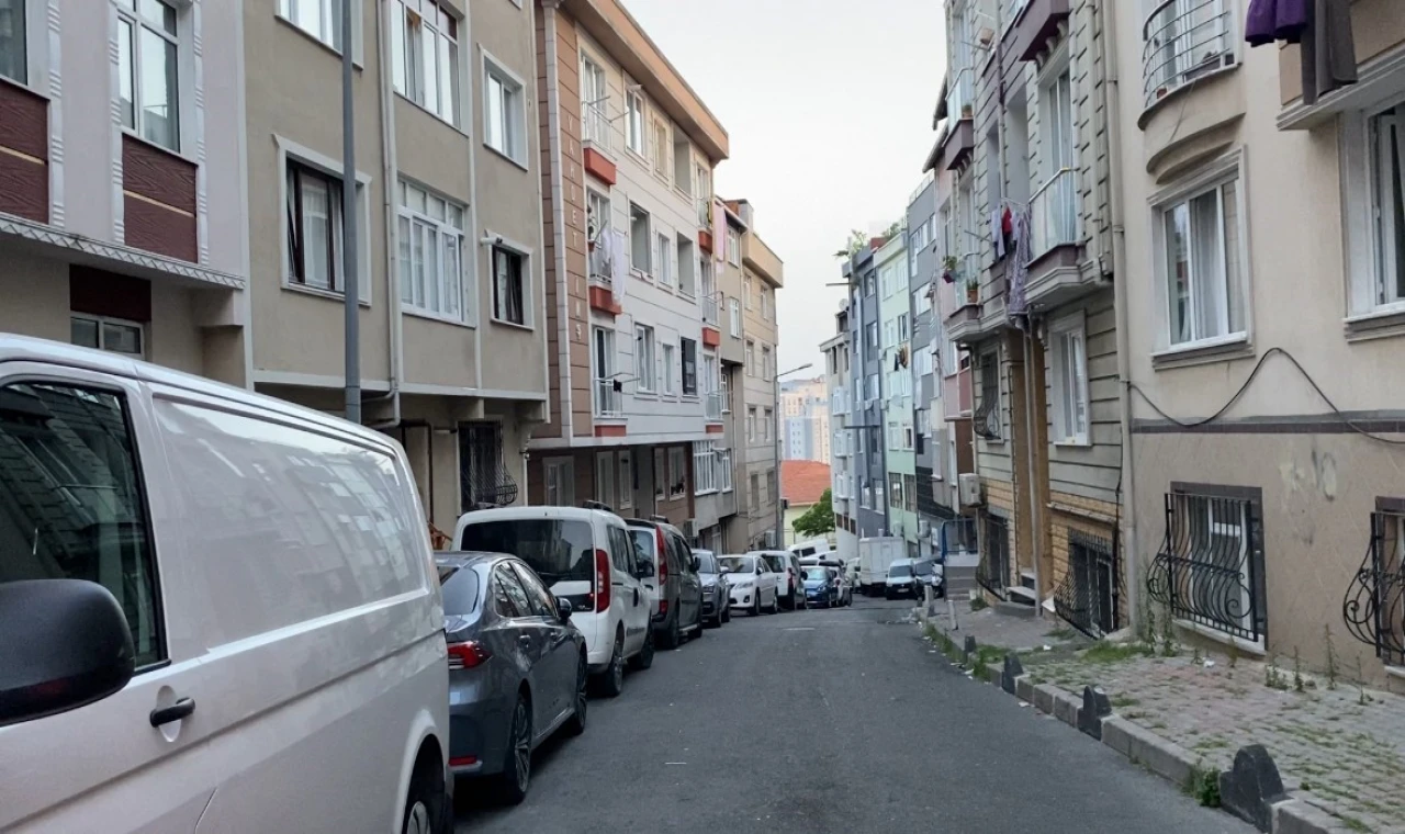 İstanbul’da “Üstüme toz geliyor” kavgası kamerada: Oğlu ve babası adama saldırdı