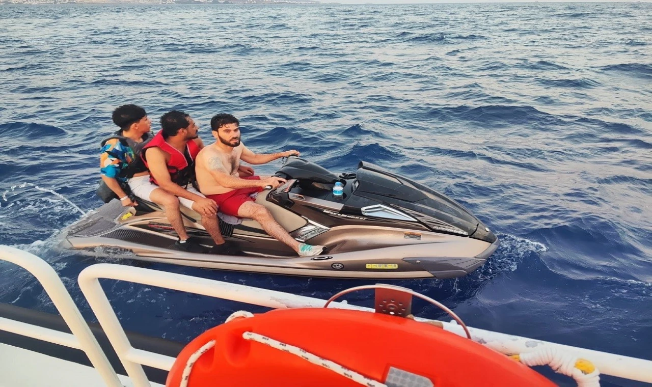 Jet ski ile kaçmaya çalıştılar