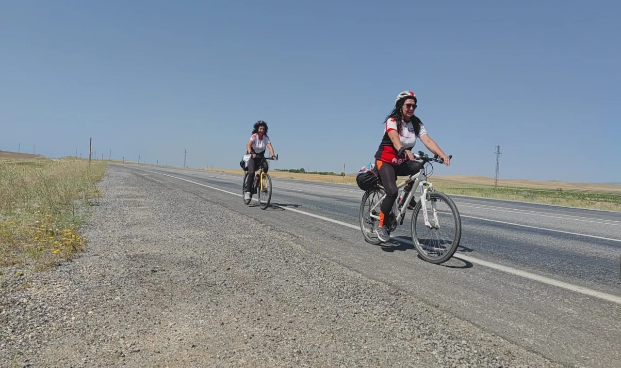 Kadın bisikletçiler, kuraklığa dikkat çekmek için Van Gölü’nün etrafında pedal çevirdi