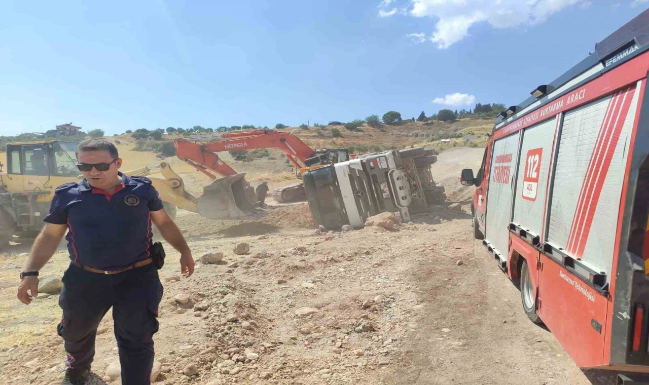 Kahramanmaraş’ta kum yüklü kamyon devrildi: 1 yaralı