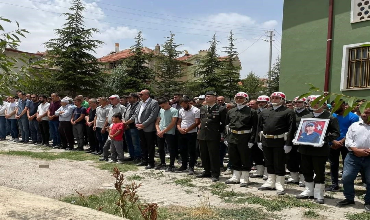 Kalp krizi geçiren sözleşmeli er askeri törenle toprağa verildi