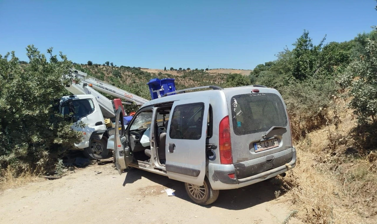 Kamyonet ile hafif ticari araç kafa kafaya çarpıştı: 2 yaralı