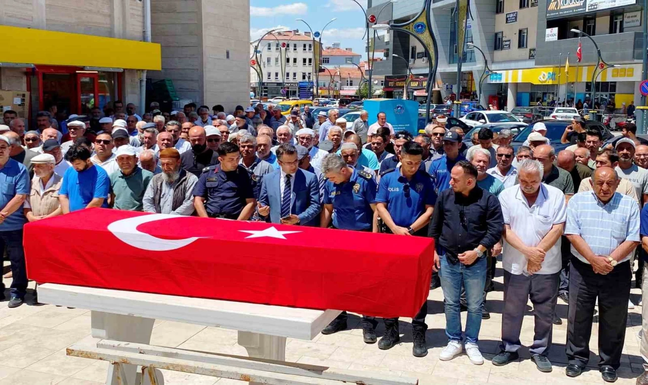 Kazada hayatını kaybeden emekli polis toprağa verildi