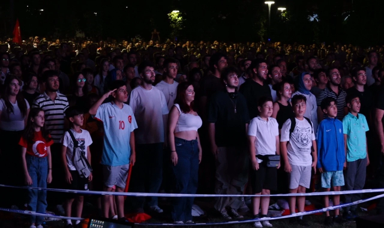 Kırklareli’nde milli maç heyecanı dev ekranda yaşandı