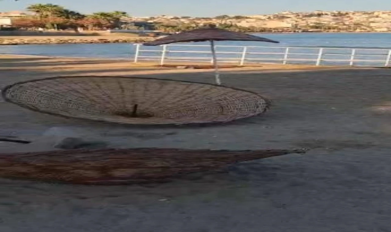 Kuşadası’nda halk plajlarındaki şemsiyeler tahrip edildi