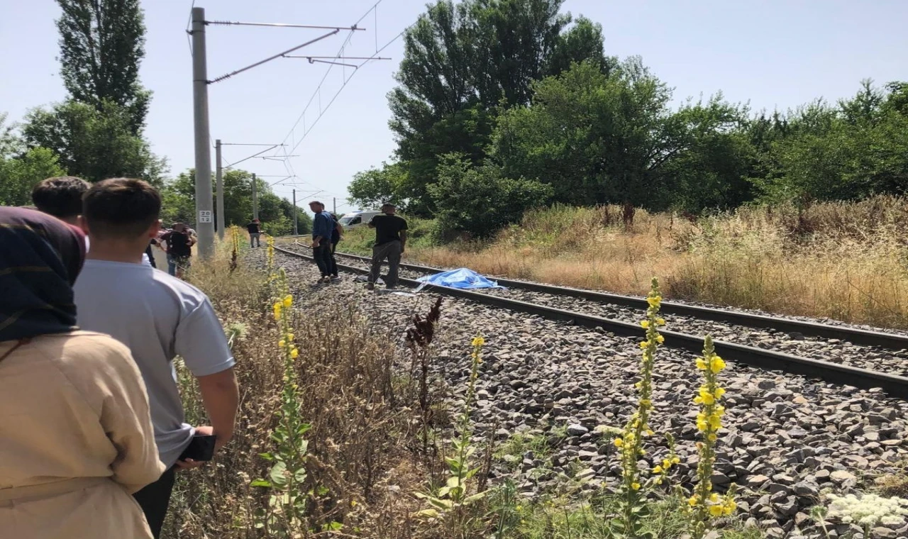 Kütahya’da yolcu treni çapa motoruna çarptı: 1 ölü