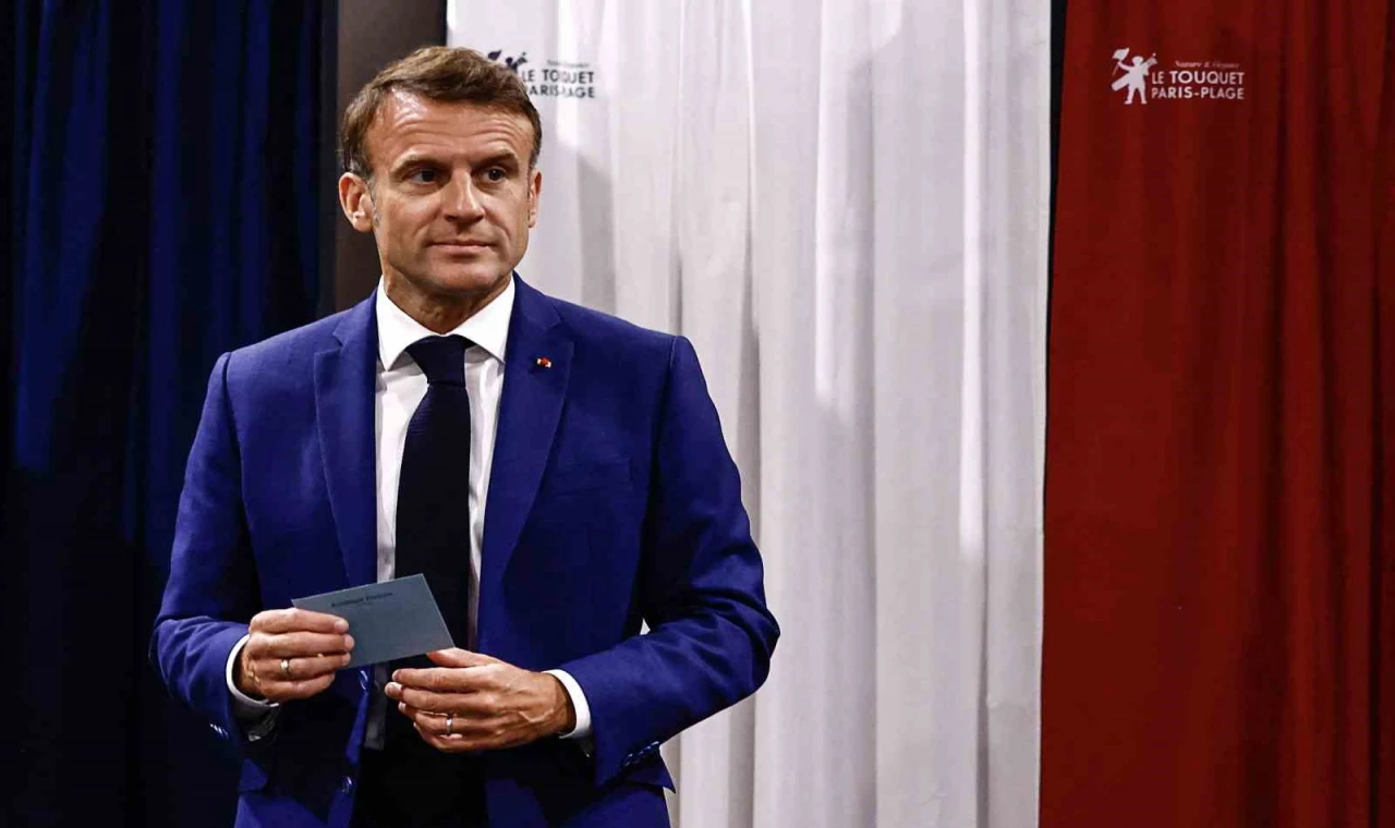 Macron: ”Aşırı sağa tek bir oy bile verilmemeli”