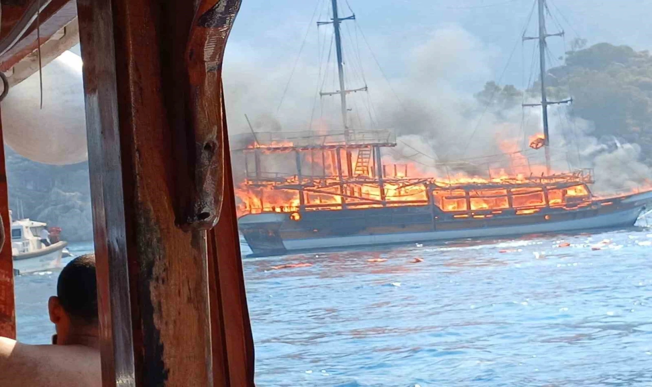 Marmaris açıklarında ahşap gezi teknesi yanıyor