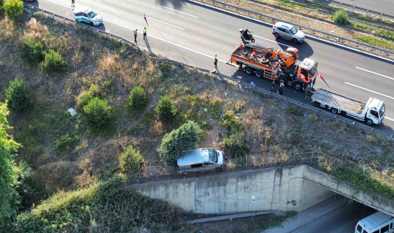 Minibüs şarampole uçtu: 1 ölü, 2 yaralı